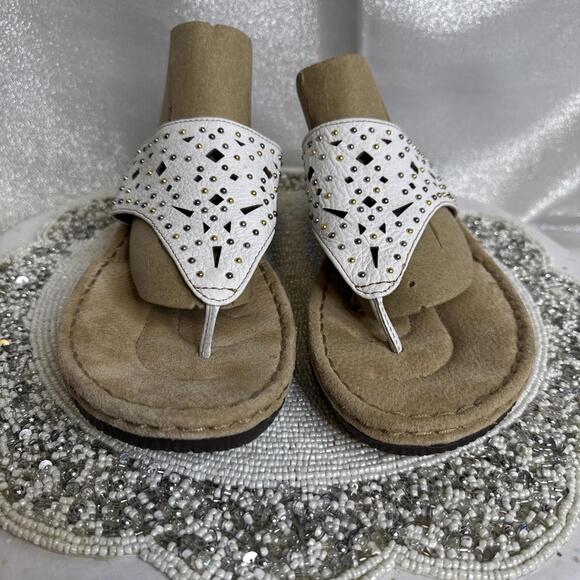 Women’s Clark Artisan Leather White Studded Slip On Sandals NWOB Size 10 - Picture 1 of 6
